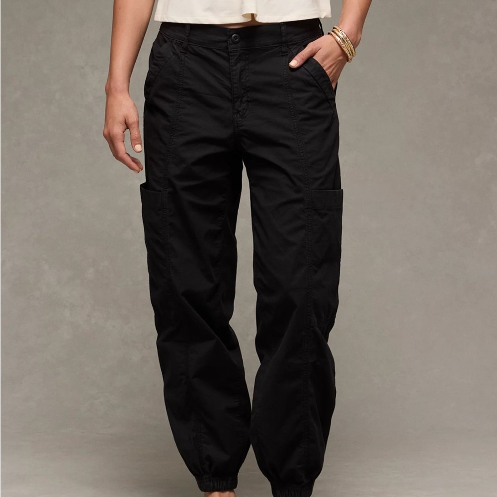 American Eagle Snappy Stretch High-Waisted Baggy Cargo Jogger 8 Short